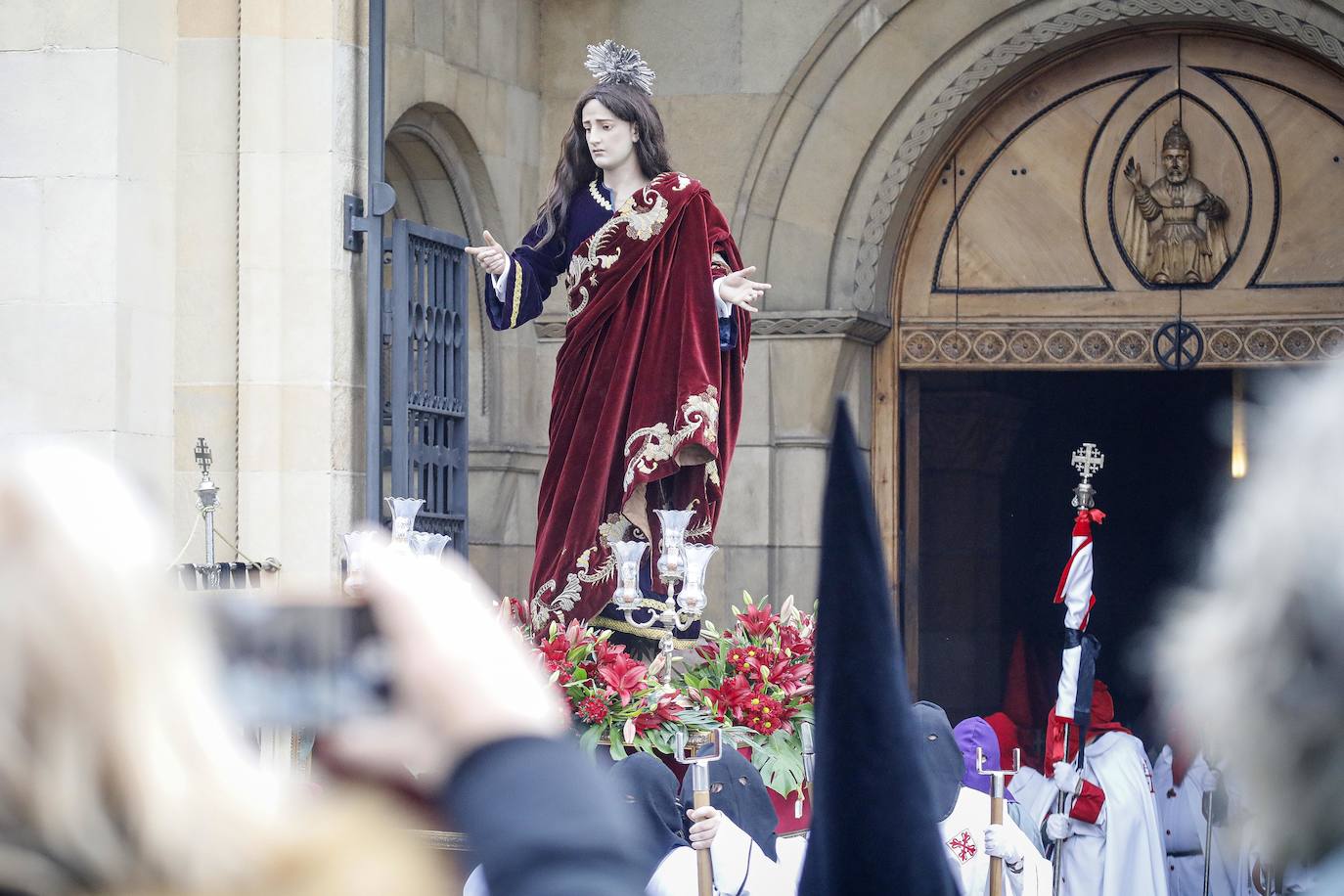 La Ilustre Hermandad de la Santa Vera Cruz abrió camino desde el Campo Valdés para dirigirse a Sebastián Miranda, seguidos por la Hermandad de la Misecordia, portadora de la imagen de San Juan Evangelista y, tras ellos, los integrantes de la Ilustre Cofradía del Santo Sepulcro portaban sobre sus hombros a la virgen de la Soledad, rodeada de flores blancas y ataviada con un manto azul noche y bordados dorados.