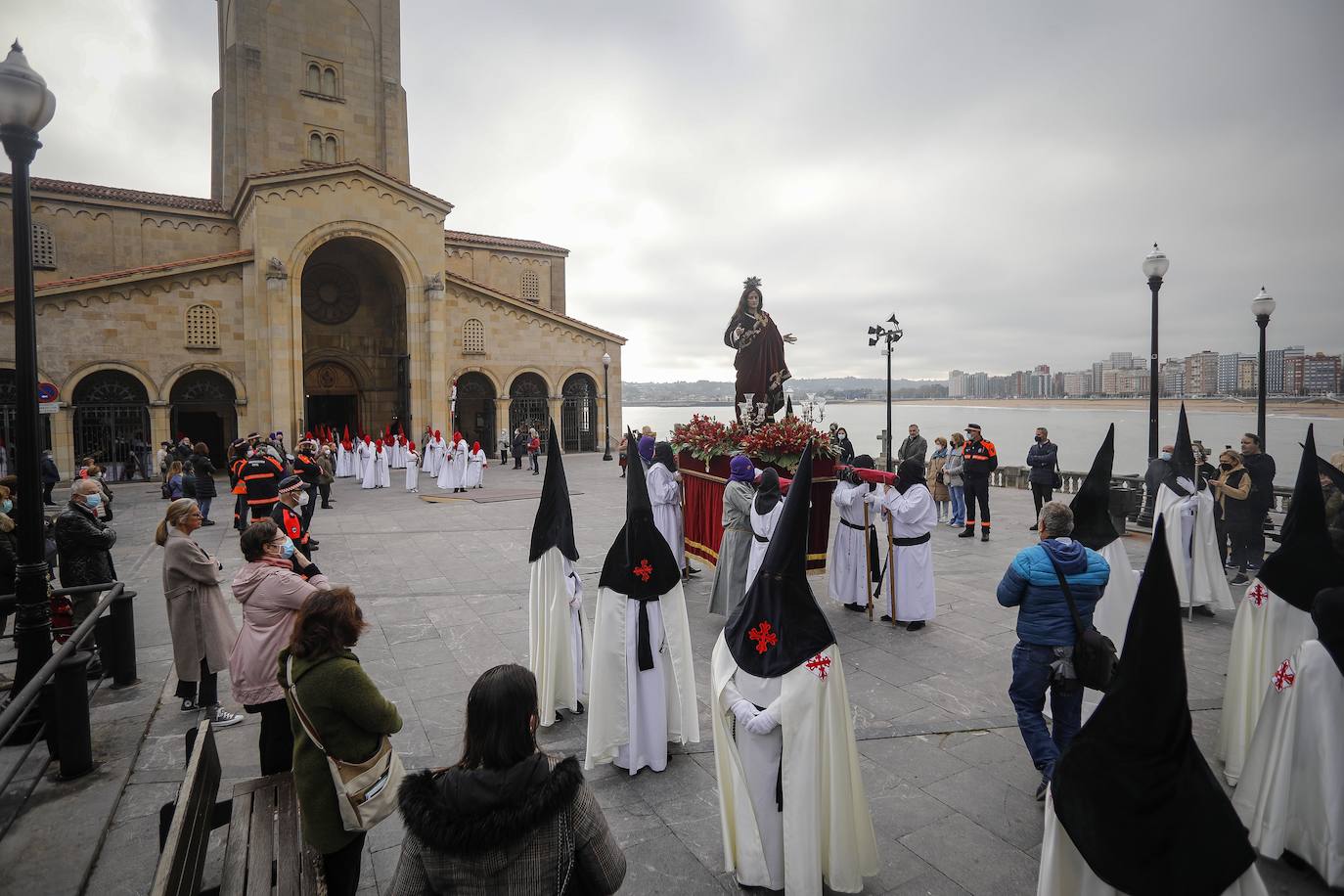 La Ilustre Hermandad de la Santa Vera Cruz abrió camino desde el Campo Valdés para dirigirse a Sebastián Miranda, seguidos por la Hermandad de la Misecordia, portadora de la imagen de San Juan Evangelista y, tras ellos, los integrantes de la Ilustre Cofradía del Santo Sepulcro portaban sobre sus hombros a la virgen de la Soledad, rodeada de flores blancas y ataviada con un manto azul noche y bordados dorados.