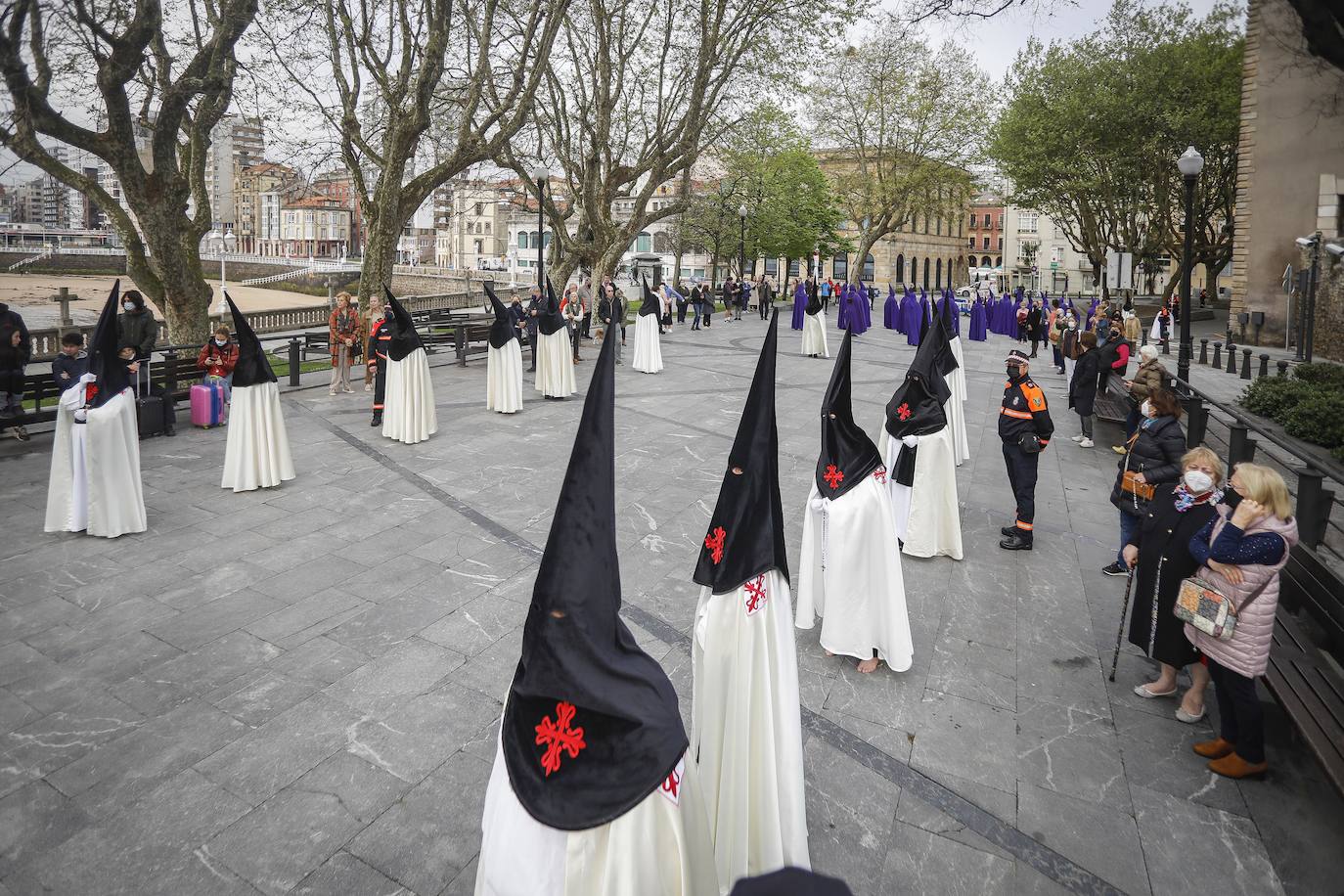 La Ilustre Hermandad de la Santa Vera Cruz abrió camino desde el Campo Valdés para dirigirse a Sebastián Miranda, seguidos por la Hermandad de la Misecordia, portadora de la imagen de San Juan Evangelista y, tras ellos, los integrantes de la Ilustre Cofradía del Santo Sepulcro portaban sobre sus hombros a la virgen de la Soledad, rodeada de flores blancas y ataviada con un manto azul noche y bordados dorados.