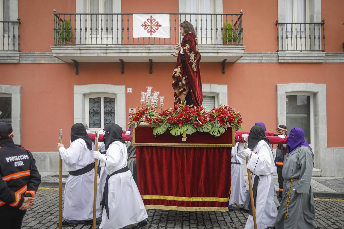 La Ilustre Hermandad de la Santa Vera Cruz abrió camino desde el Campo Valdés para dirigirse a Sebastián Miranda, seguidos por la Hermandad de la Misecordia, portadora de la imagen de San Juan Evangelista y, tras ellos, los integrantes de la Ilustre Cofradía del Santo Sepulcro portaban sobre sus hombros a la virgen de la Soledad, rodeada de flores blancas y ataviada con un manto azul noche y bordados dorados.