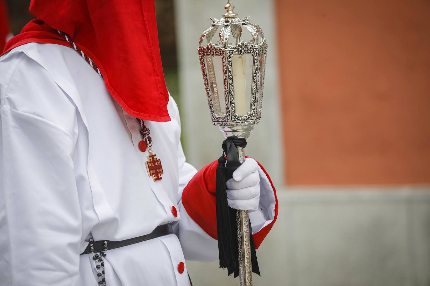 La Ilustre Hermandad de la Santa Vera Cruz abrió camino desde el Campo Valdés para dirigirse a Sebastián Miranda, seguidos por la Hermandad de la Misecordia, portadora de la imagen de San Juan Evangelista y, tras ellos, los integrantes de la Ilustre Cofradía del Santo Sepulcro portaban sobre sus hombros a la virgen de la Soledad, rodeada de flores blancas y ataviada con un manto azul noche y bordados dorados.
