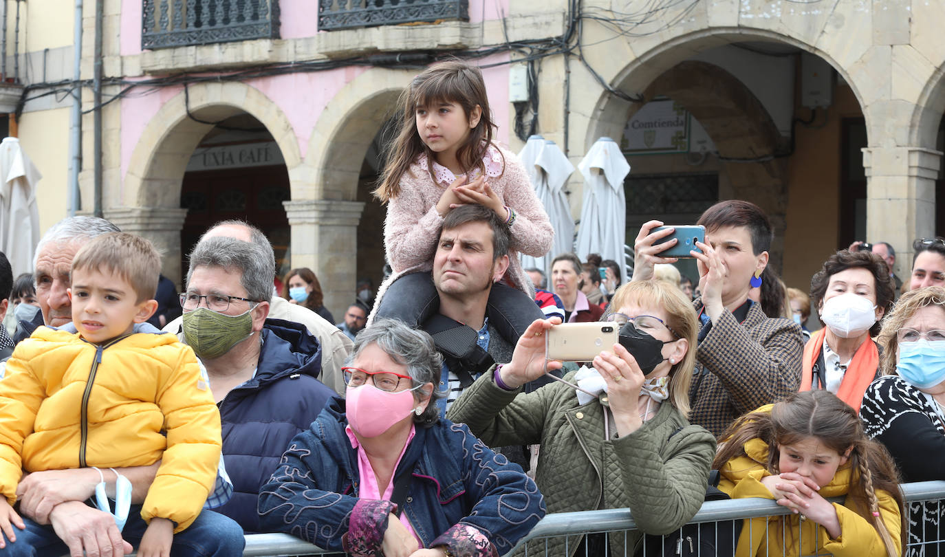 La actriz Rossy de Palma ha sido protagonista este domingo en el inicio de las fiestas de El Bollo de Avilés. En su intervención ha llegado a emocionarse hablando de la ciudad de la que eran naturales sus padres. «Avilés, muyer yes. Esta ciudad es una mujer, no me cabe duda», ha subrayado Rossy de Palma en su discurso, en el que ha destacado la «osadía» de las gentes de Avilés, en especial de unas mujeres «poderosas y fantásticas». 