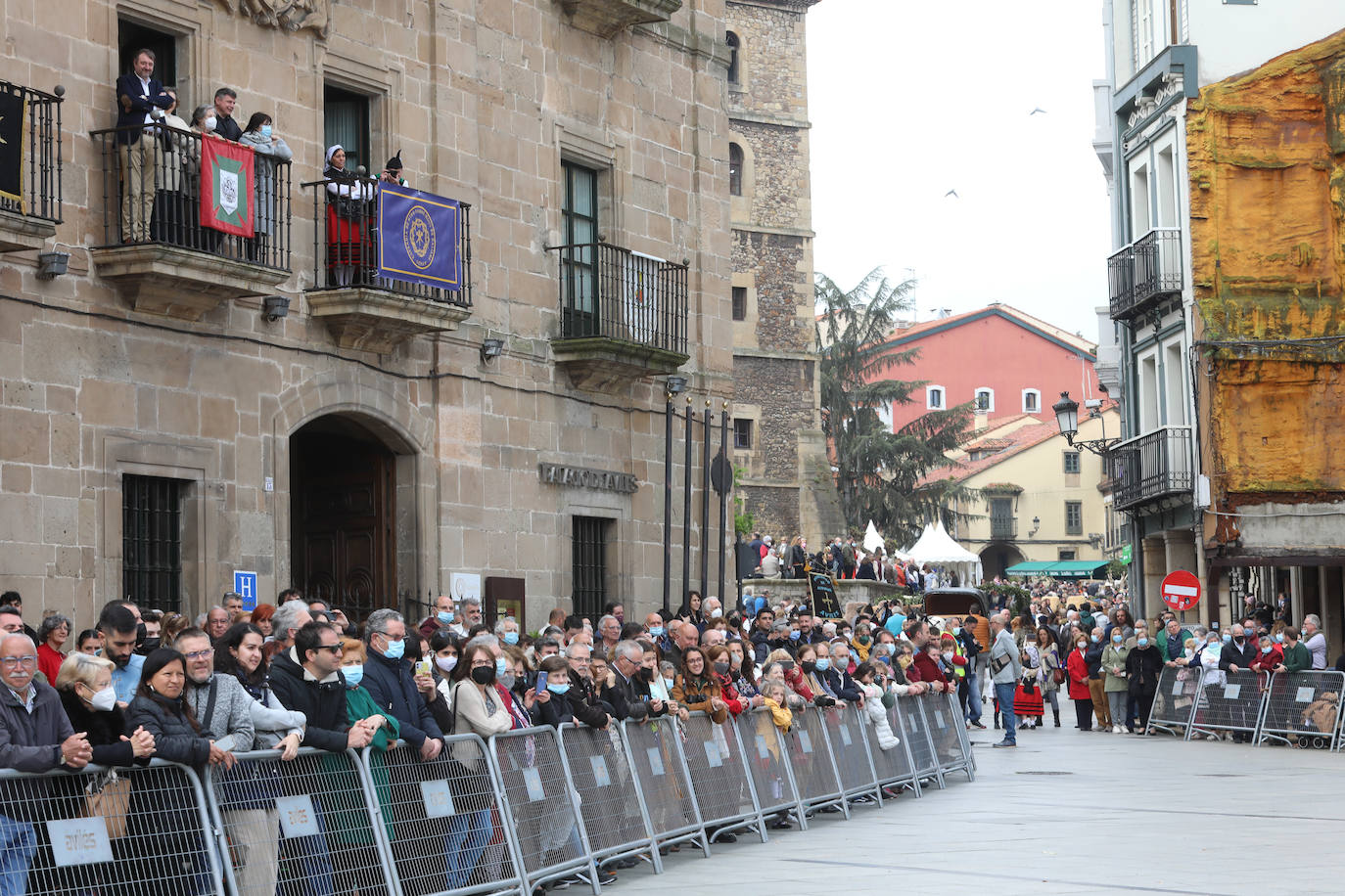 La actriz Rossy de Palma ha sido protagonista este domingo en el inicio de las fiestas de El Bollo de Avilés. En su intervención ha llegado a emocionarse hablando de la ciudad de la que eran naturales sus padres. «Avilés, muyer yes. Esta ciudad es una mujer, no me cabe duda», ha subrayado Rossy de Palma en su discurso, en el que ha destacado la «osadía» de las gentes de Avilés, en especial de unas mujeres «poderosas y fantásticas». 