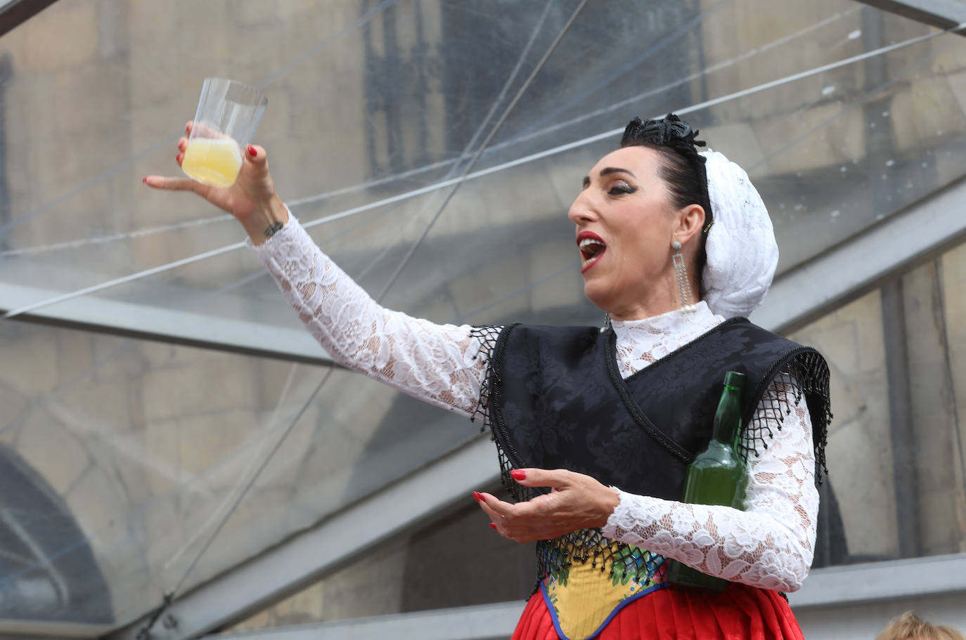 La actriz Rossy de Palma ha sido protagonista este domingo en el inicio de las fiestas de El Bollo de Avilés. En su intervención ha llegado a emocionarse hablando de la ciudad de la que eran naturales sus padres. «Avilés, muyer yes. Esta ciudad es una mujer, no me cabe duda», ha subrayado Rossy de Palma en su discurso, en el que ha destacado la «osadía» de las gentes de Avilés, en especial de unas mujeres «poderosas y fantásticas». 