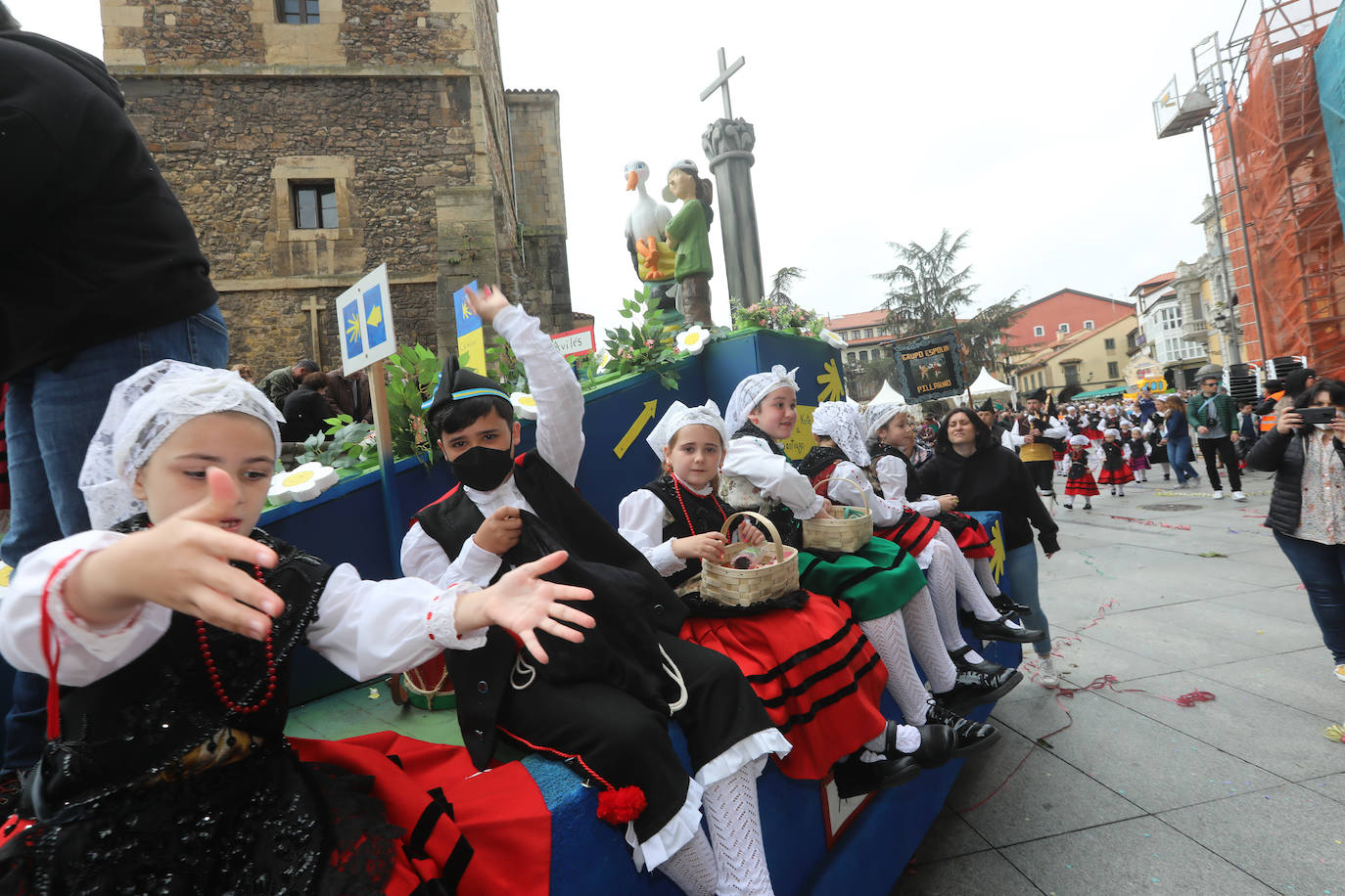 Tres años de espera, dos ediciones canceladas y muchas ganas después, Avilés por fin ha podido echarse de nuevo a la calle para celebrar las fiestas de El Bollo. El tradicional desfile que cierran las xanas y xaninas ha llenado de público las calles del casco histórico de la ciudad. 