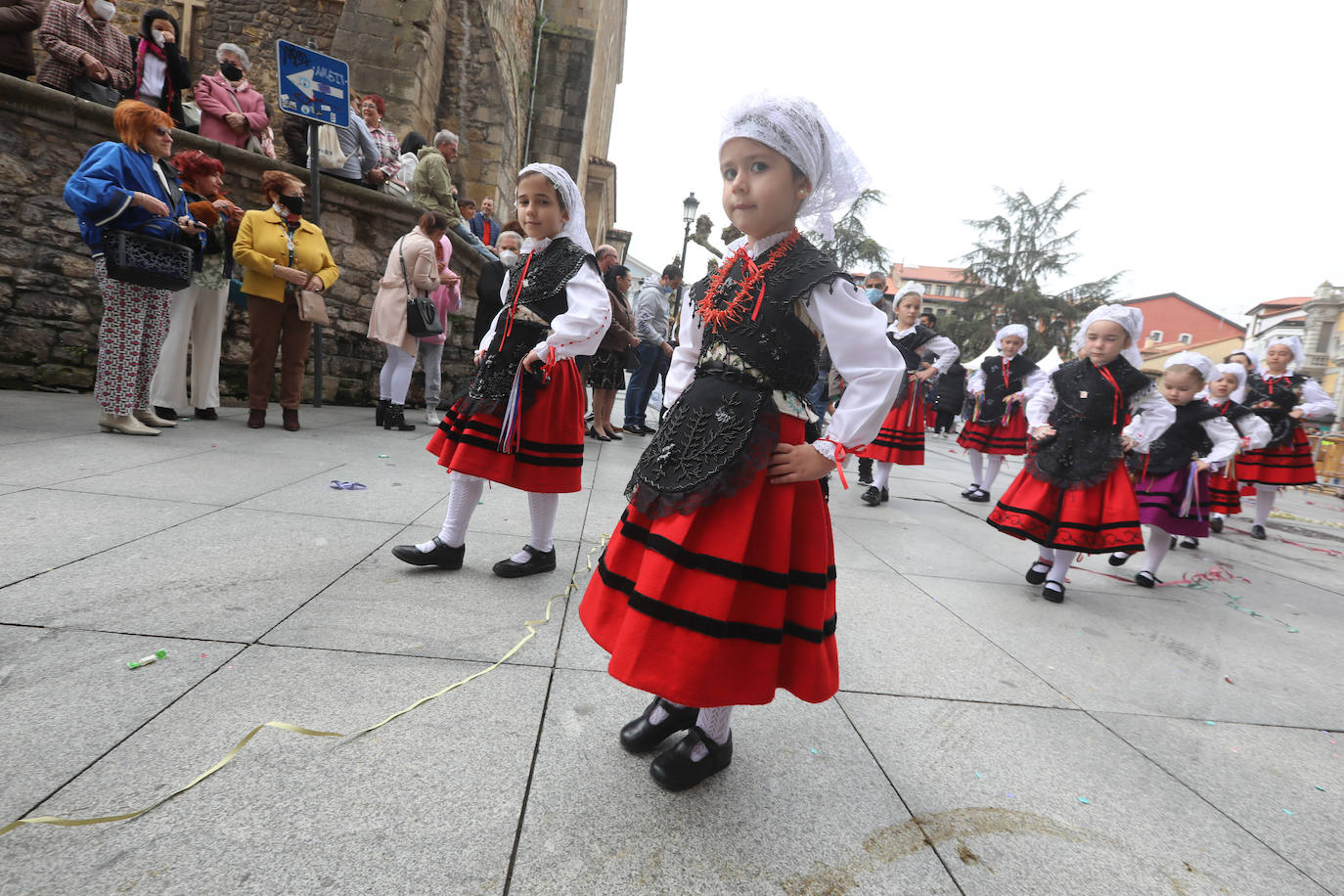 Tres años de espera, dos ediciones canceladas y muchas ganas después, Avilés por fin ha podido echarse de nuevo a la calle para celebrar las fiestas de El Bollo. El tradicional desfile que cierran las xanas y xaninas ha llenado de público las calles del casco histórico de la ciudad. 