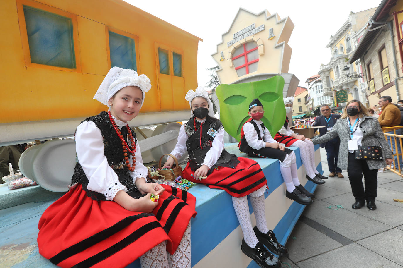 Tres años de espera, dos ediciones canceladas y muchas ganas después, Avilés por fin ha podido echarse de nuevo a la calle para celebrar las fiestas de El Bollo. El tradicional desfile que cierran las xanas y xaninas ha llenado de público las calles del casco histórico de la ciudad. 