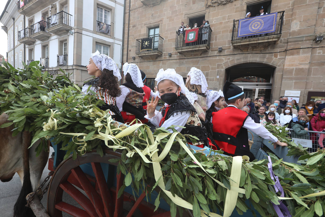 Tres años de espera, dos ediciones canceladas y muchas ganas después, Avilés por fin ha podido echarse de nuevo a la calle para celebrar las fiestas de El Bollo. El tradicional desfile que cierran las xanas y xaninas ha llenado de público las calles del casco histórico de la ciudad. 