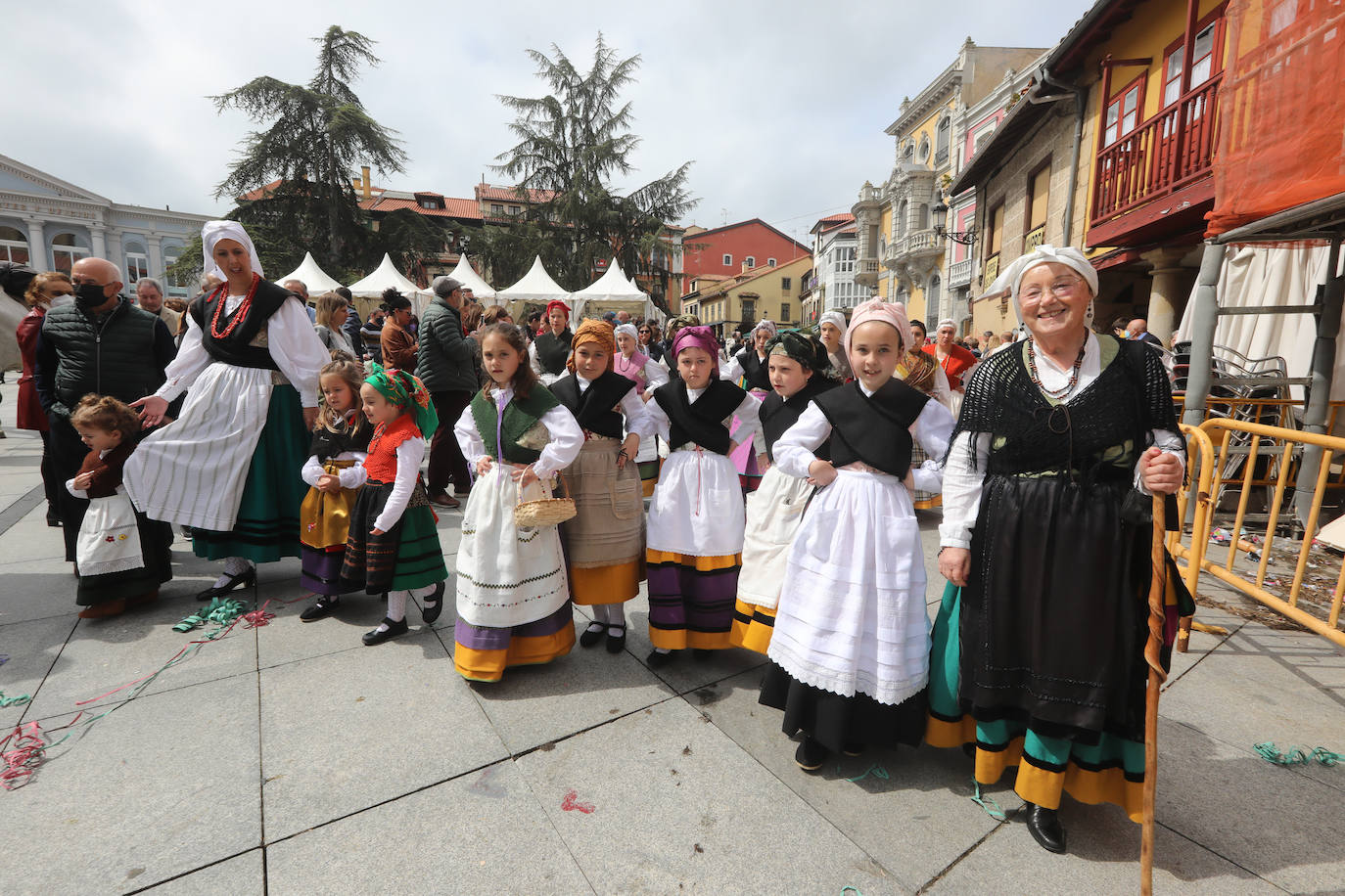 Tres años de espera, dos ediciones canceladas y muchas ganas después, Avilés por fin ha podido echarse de nuevo a la calle para celebrar las fiestas de El Bollo. El tradicional desfile que cierran las xanas y xaninas ha llenado de público las calles del casco histórico de la ciudad. 