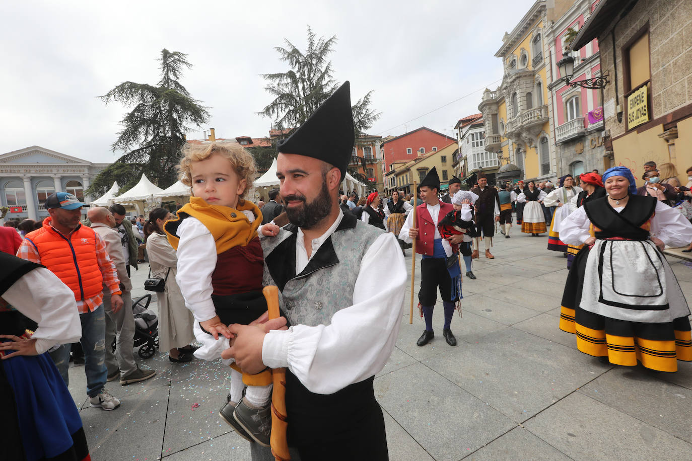 Tres años de espera, dos ediciones canceladas y muchas ganas después, Avilés por fin ha podido echarse de nuevo a la calle para celebrar las fiestas de El Bollo. El tradicional desfile que cierran las xanas y xaninas ha llenado de público las calles del casco histórico de la ciudad. 