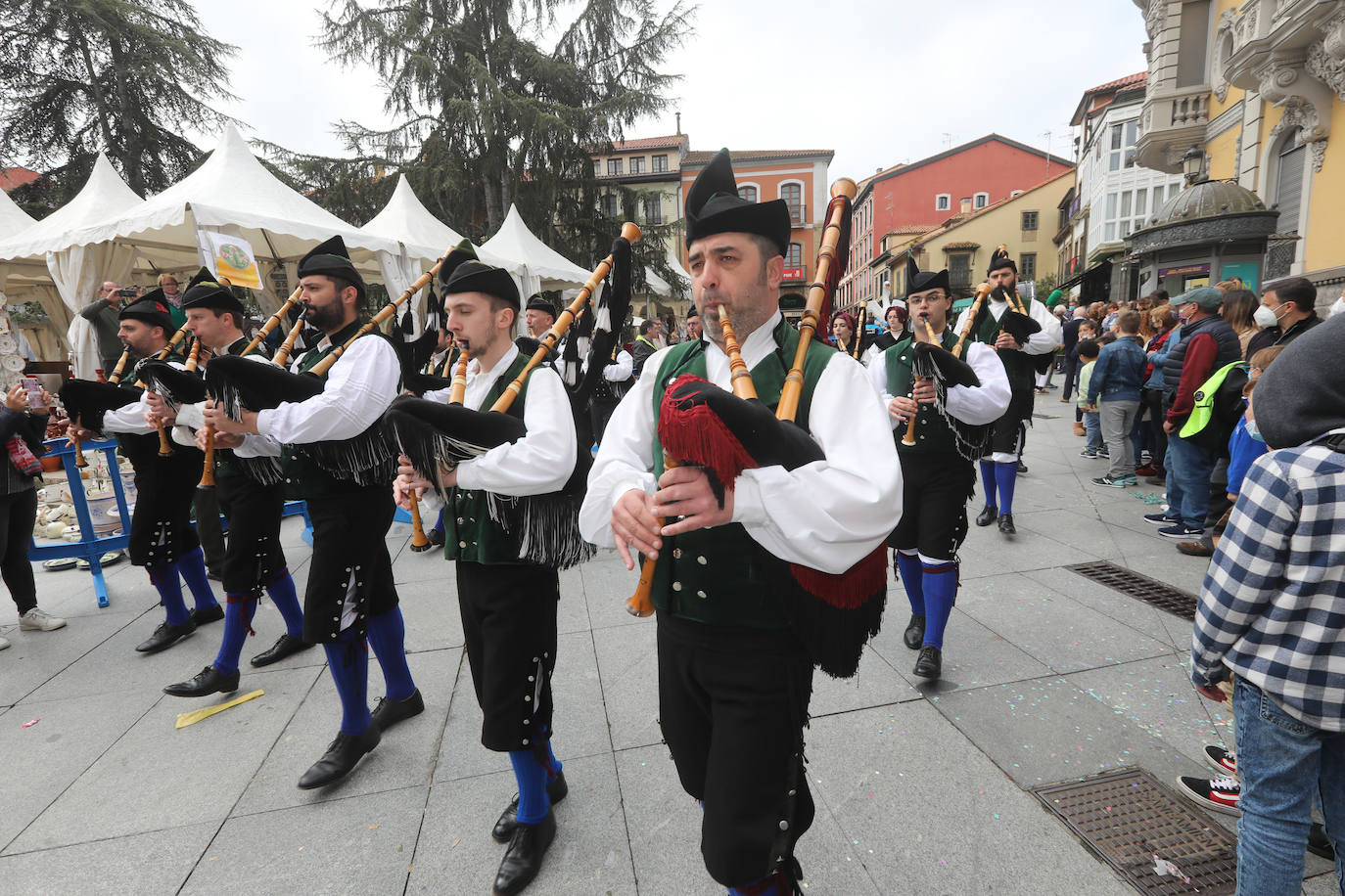 Tres años de espera, dos ediciones canceladas y muchas ganas después, Avilés por fin ha podido echarse de nuevo a la calle para celebrar las fiestas de El Bollo. El tradicional desfile que cierran las xanas y xaninas ha llenado de público las calles del casco histórico de la ciudad. 