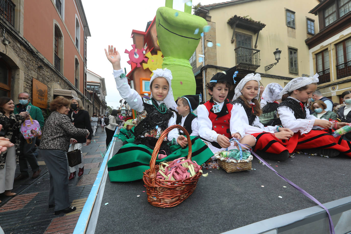 Tres años de espera, dos ediciones canceladas y muchas ganas después, Avilés por fin ha podido echarse de nuevo a la calle para celebrar las fiestas de El Bollo. El tradicional desfile que cierran las xanas y xaninas ha llenado de público las calles del casco histórico de la ciudad. 