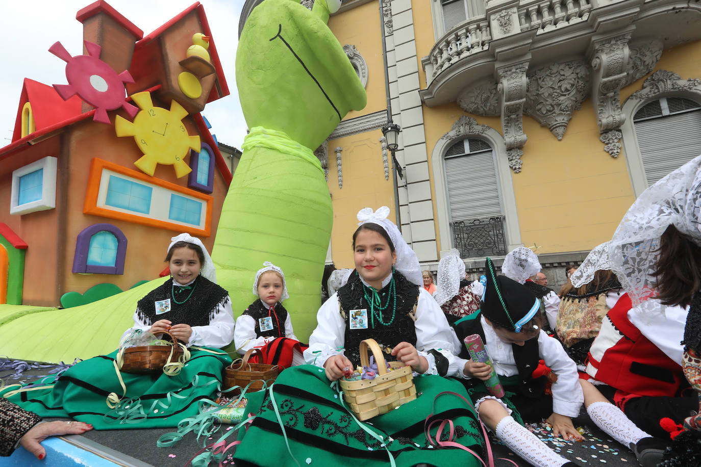 Tres años de espera, dos ediciones canceladas y muchas ganas después, Avilés por fin ha podido echarse de nuevo a la calle para celebrar las fiestas de El Bollo. El tradicional desfile que cierran las xanas y xaninas ha llenado de público las calles del casco histórico de la ciudad. 