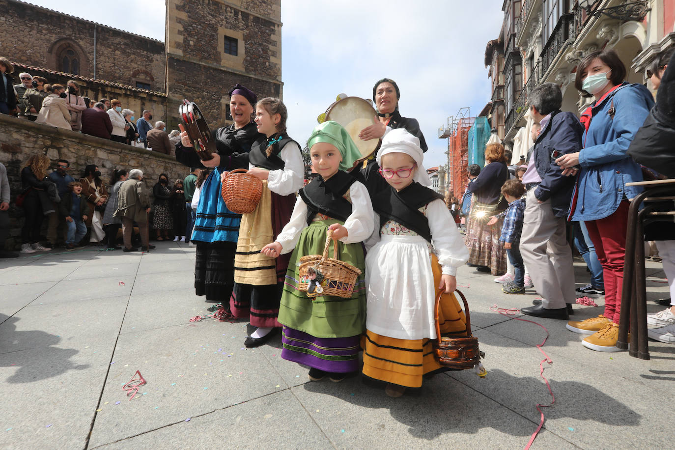 Tres años de espera, dos ediciones canceladas y muchas ganas después, Avilés por fin ha podido echarse de nuevo a la calle para celebrar las fiestas de El Bollo. El tradicional desfile que cierran las xanas y xaninas ha llenado de público las calles del casco histórico de la ciudad. 