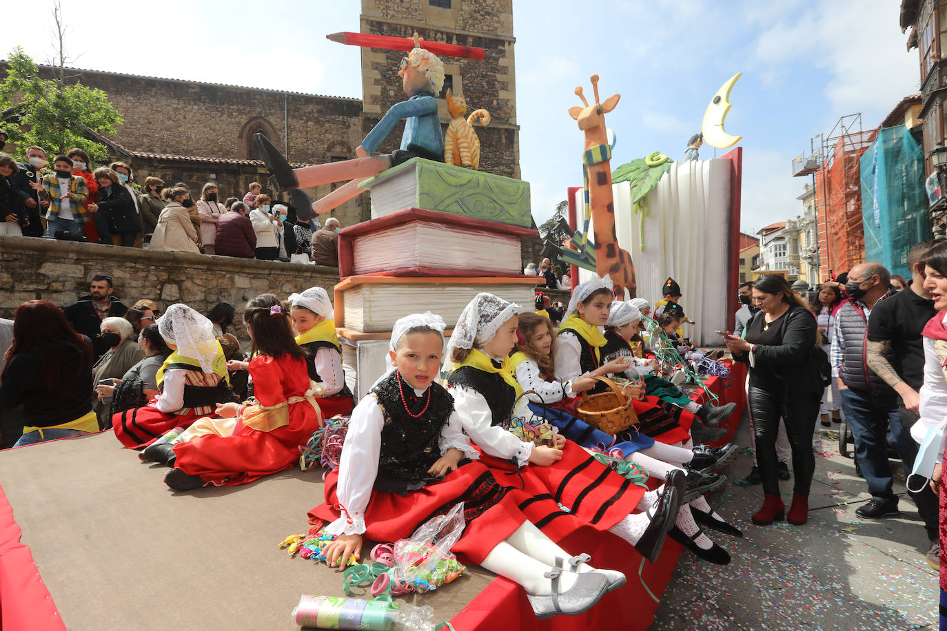 Tres años de espera, dos ediciones canceladas y muchas ganas después, Avilés por fin ha podido echarse de nuevo a la calle para celebrar las fiestas de El Bollo. El tradicional desfile que cierran las xanas y xaninas ha llenado de público las calles del casco histórico de la ciudad. 