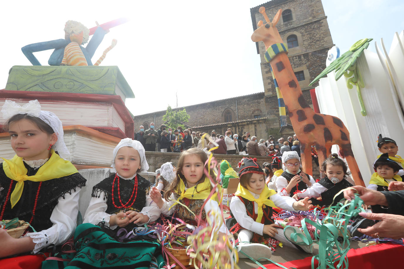 Tres años de espera, dos ediciones canceladas y muchas ganas después, Avilés por fin ha podido echarse de nuevo a la calle para celebrar las fiestas de El Bollo. El tradicional desfile que cierran las xanas y xaninas ha llenado de público las calles del casco histórico de la ciudad. 