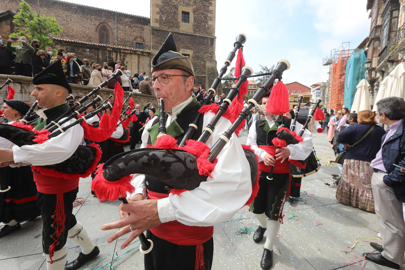 Tres años de espera, dos ediciones canceladas y muchas ganas después, Avilés por fin ha podido echarse de nuevo a la calle para celebrar las fiestas de El Bollo. El tradicional desfile que cierran las xanas y xaninas ha llenado de público las calles del casco histórico de la ciudad. 