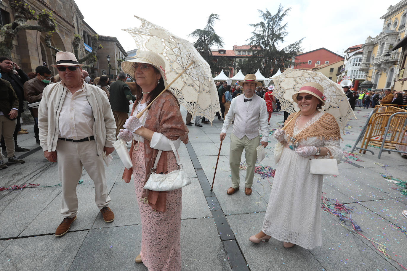 Tres años de espera, dos ediciones canceladas y muchas ganas después, Avilés por fin ha podido echarse de nuevo a la calle para celebrar las fiestas de El Bollo. El tradicional desfile que cierran las xanas y xaninas ha llenado de público las calles del casco histórico de la ciudad. 