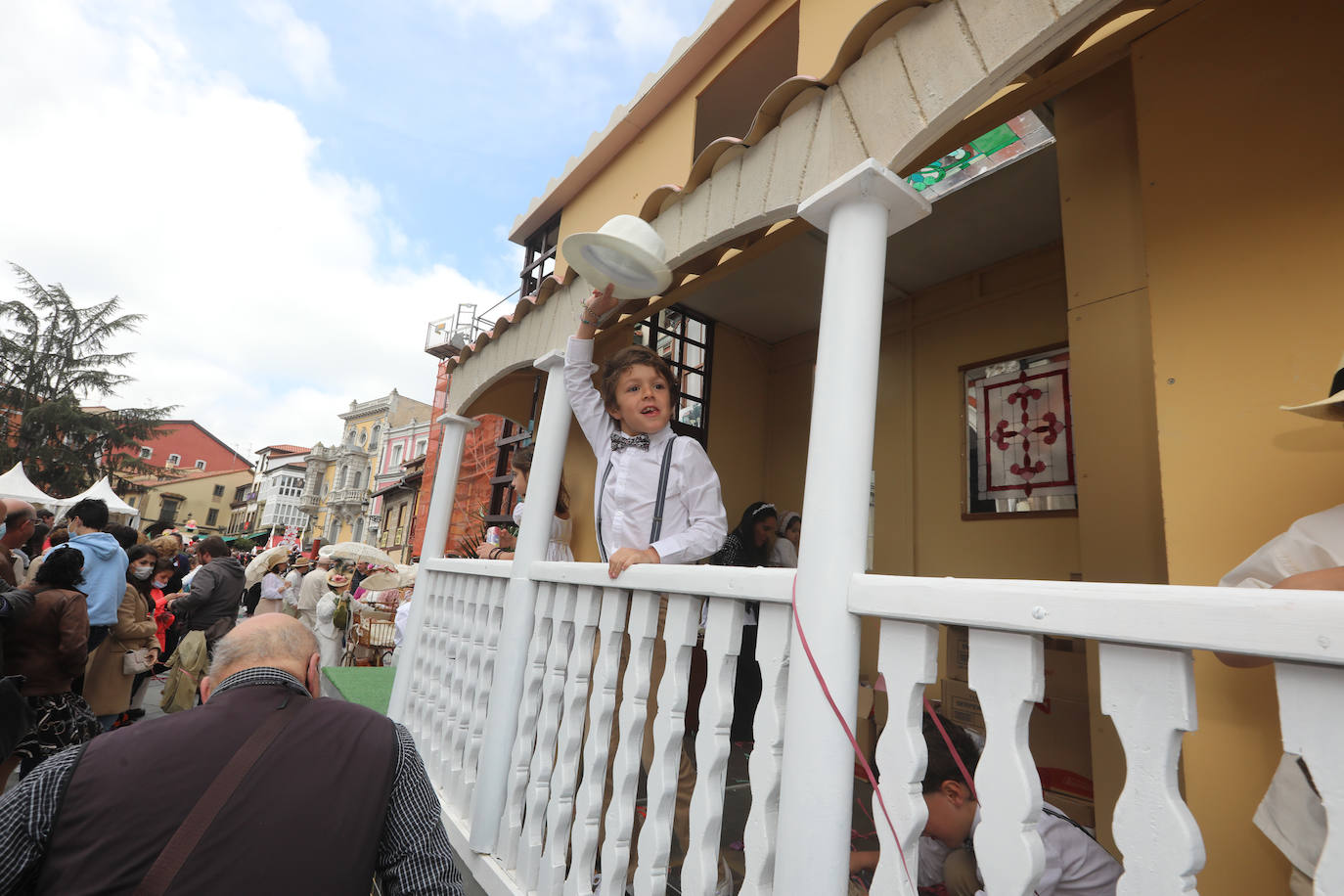 Tres años de espera, dos ediciones canceladas y muchas ganas después, Avilés por fin ha podido echarse de nuevo a la calle para celebrar las fiestas de El Bollo. El tradicional desfile que cierran las xanas y xaninas ha llenado de público las calles del casco histórico de la ciudad. 