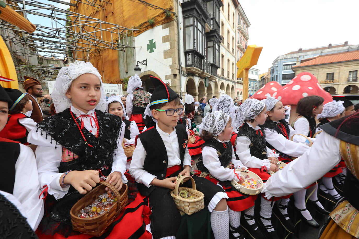 Tres años de espera, dos ediciones canceladas y muchas ganas después, Avilés por fin ha podido echarse de nuevo a la calle para celebrar las fiestas de El Bollo. El tradicional desfile que cierran las xanas y xaninas ha llenado de público las calles del casco histórico de la ciudad. 