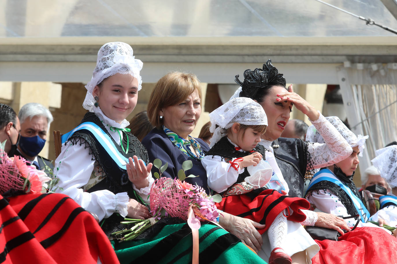 Tres años de espera, dos ediciones canceladas y muchas ganas después, Avilés por fin ha podido echarse de nuevo a la calle para celebrar las fiestas de El Bollo. El tradicional desfile que cierran las xanas y xaninas ha llenado de público las calles del casco histórico de la ciudad. 