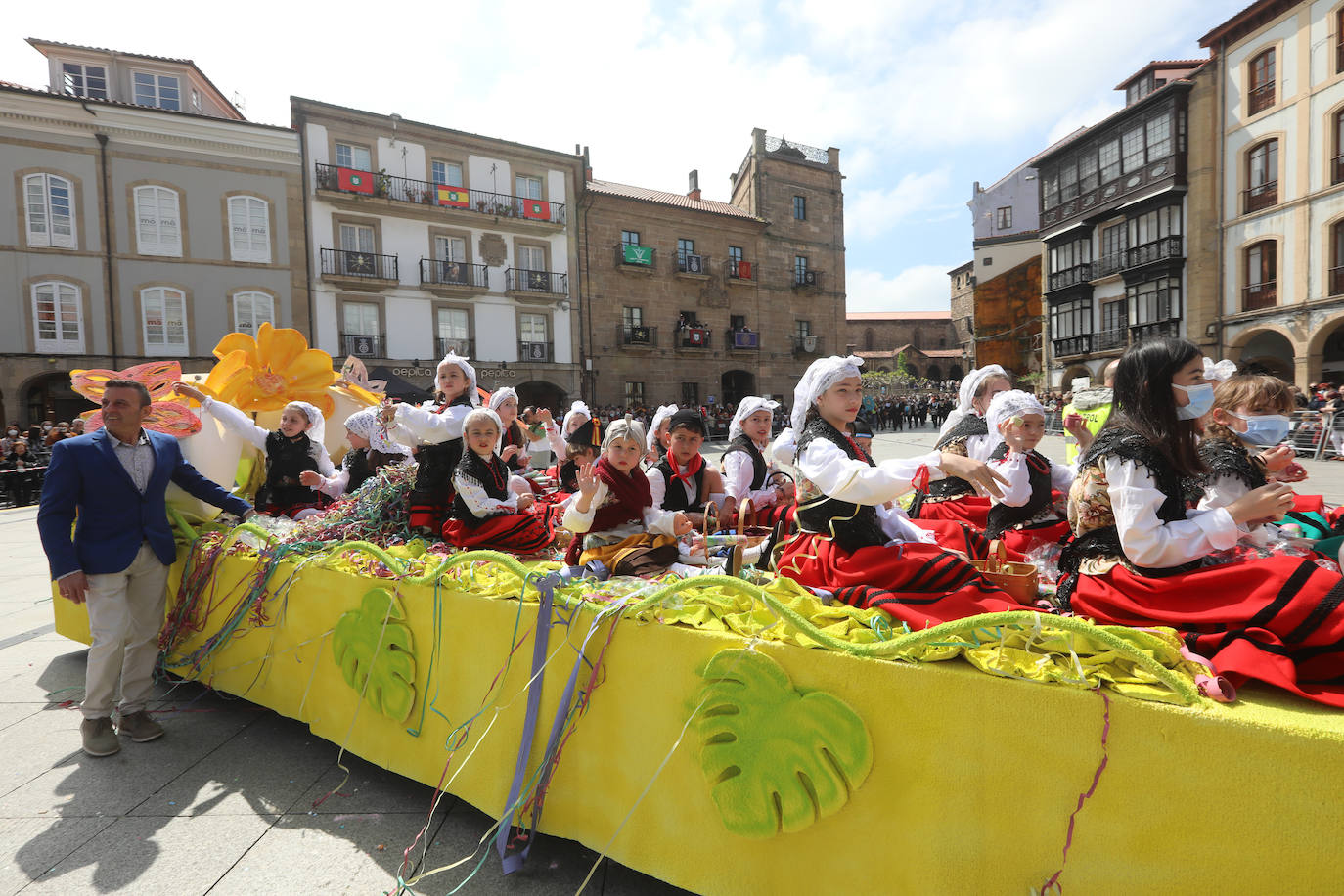 Tres años de espera, dos ediciones canceladas y muchas ganas después, Avilés por fin ha podido echarse de nuevo a la calle para celebrar las fiestas de El Bollo. El tradicional desfile que cierran las xanas y xaninas ha llenado de público las calles del casco histórico de la ciudad. 