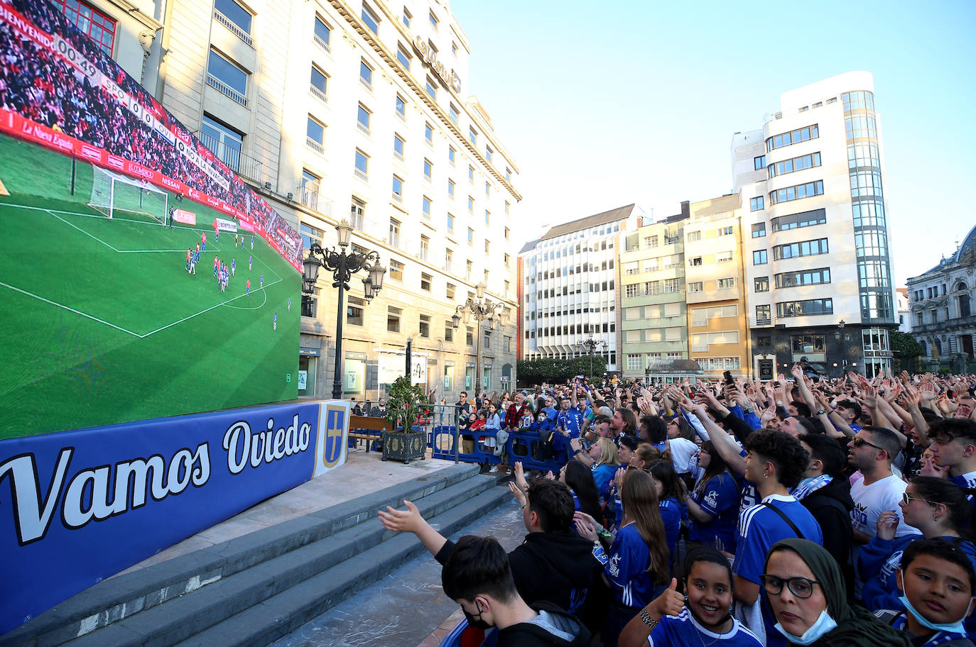 En una plaza abarrotada, cientos de seguidores azules se dejaron durante el derbi el alma y la garganta hasta explotar con el gol del triunfo.