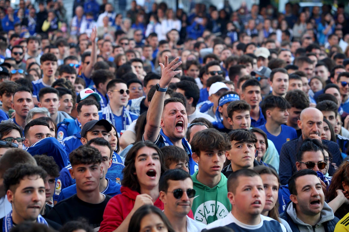 En una plaza abarrotada, cientos de seguidores azules se dejaron durante el derbi el alma y la garganta hasta explotar con el gol del triunfo.