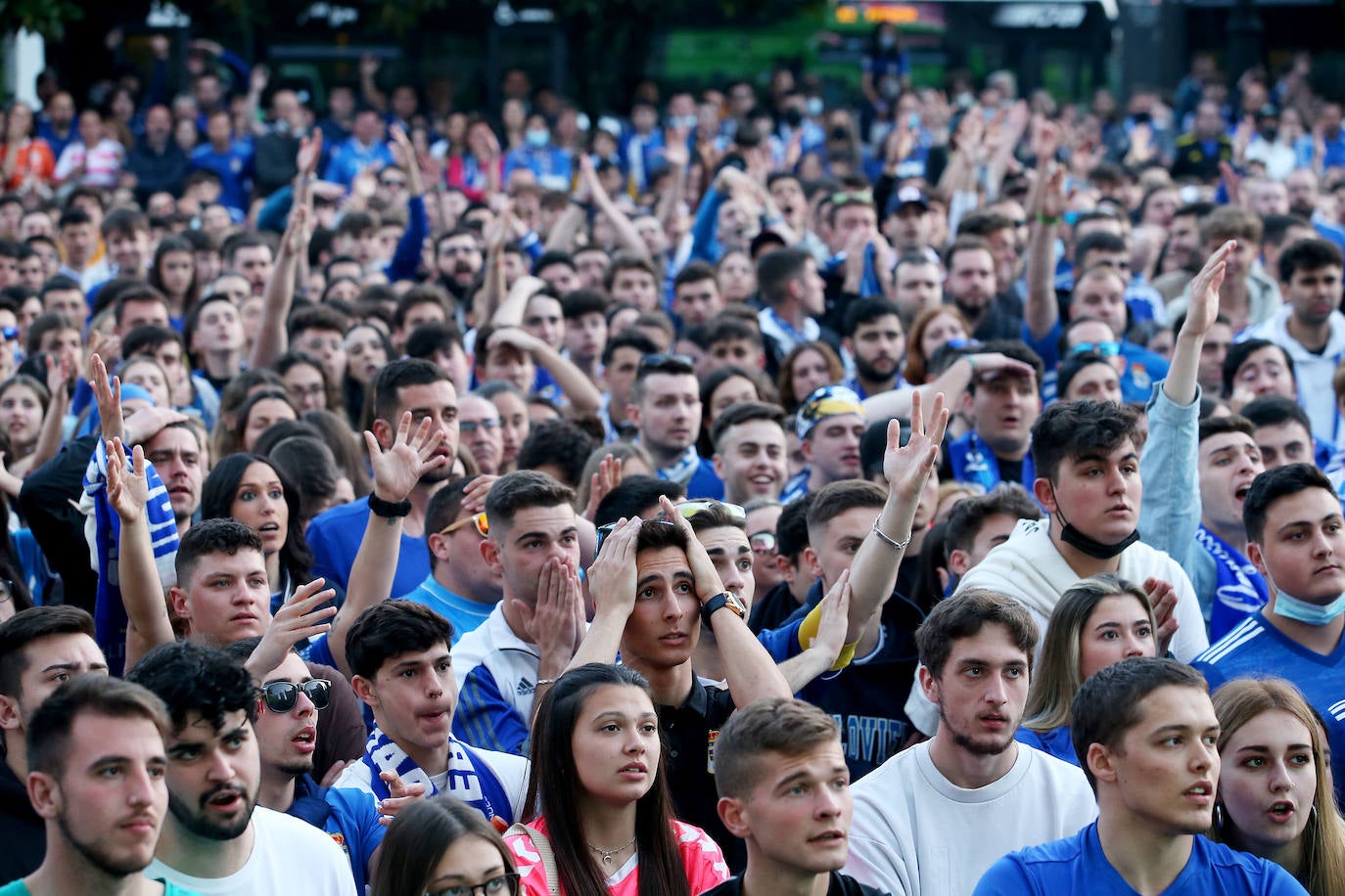 En una plaza abarrotada, cientos de seguidores azules se dejaron durante el derbi el alma y la garganta hasta explotar con el gol del triunfo.
