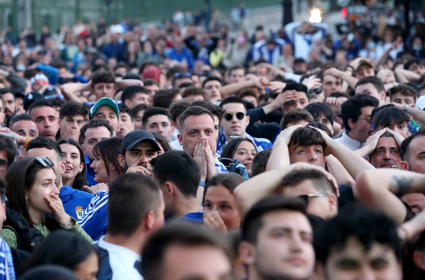 En una plaza abarrotada, cientos de seguidores azules se dejaron durante el derbi el alma y la garganta hasta explotar con el gol del triunfo.
