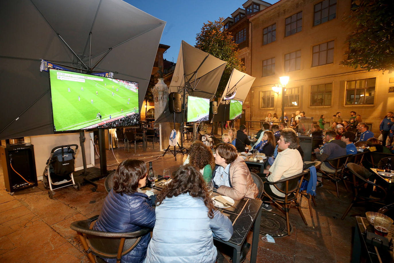 En una plaza abarrotada, cientos de seguidores azules se dejaron durante el derbi el alma y la garganta hasta explotar con el gol del triunfo.