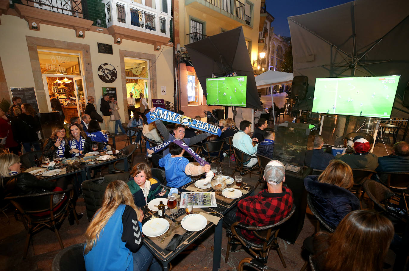 En una plaza abarrotada, cientos de seguidores azules se dejaron durante el derbi el alma y la garganta hasta explotar con el gol del triunfo.