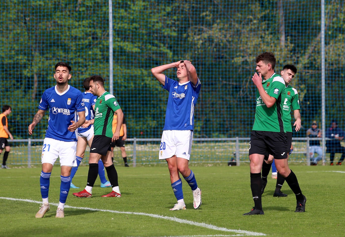 Fotos: Las mejores imágenes del Oviedo B - Llanes
