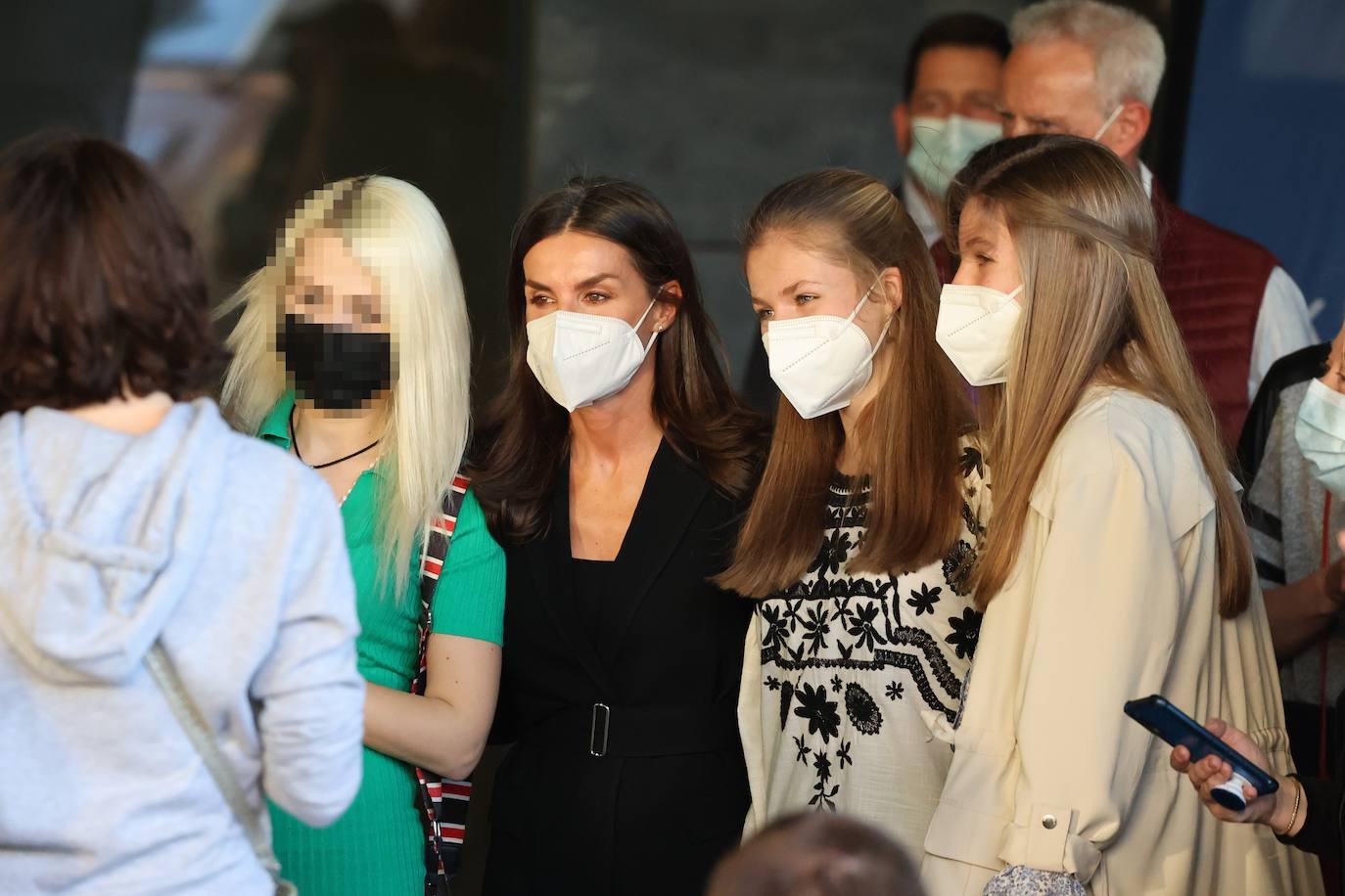 Los Reyes, Felipe VI y Doña Letizia; la Princesa de Asturias; y la Infanta Sofía han visitado el Centro de Recepción, Acogida y Derivación (CREADE) de refugiados ucranianos en Pozuelo de Alarcón. Esta visita ha supuesto el primer acto público para la Princesa Leonor desde la ceremonia de entrega de los Premios Princesa de Asturias, que se celebró en Oviedo el pasado mes de octubre. La Princesa Leonor se encuentra cursando sus estudios en el UWC Atlantic College de Gales. 