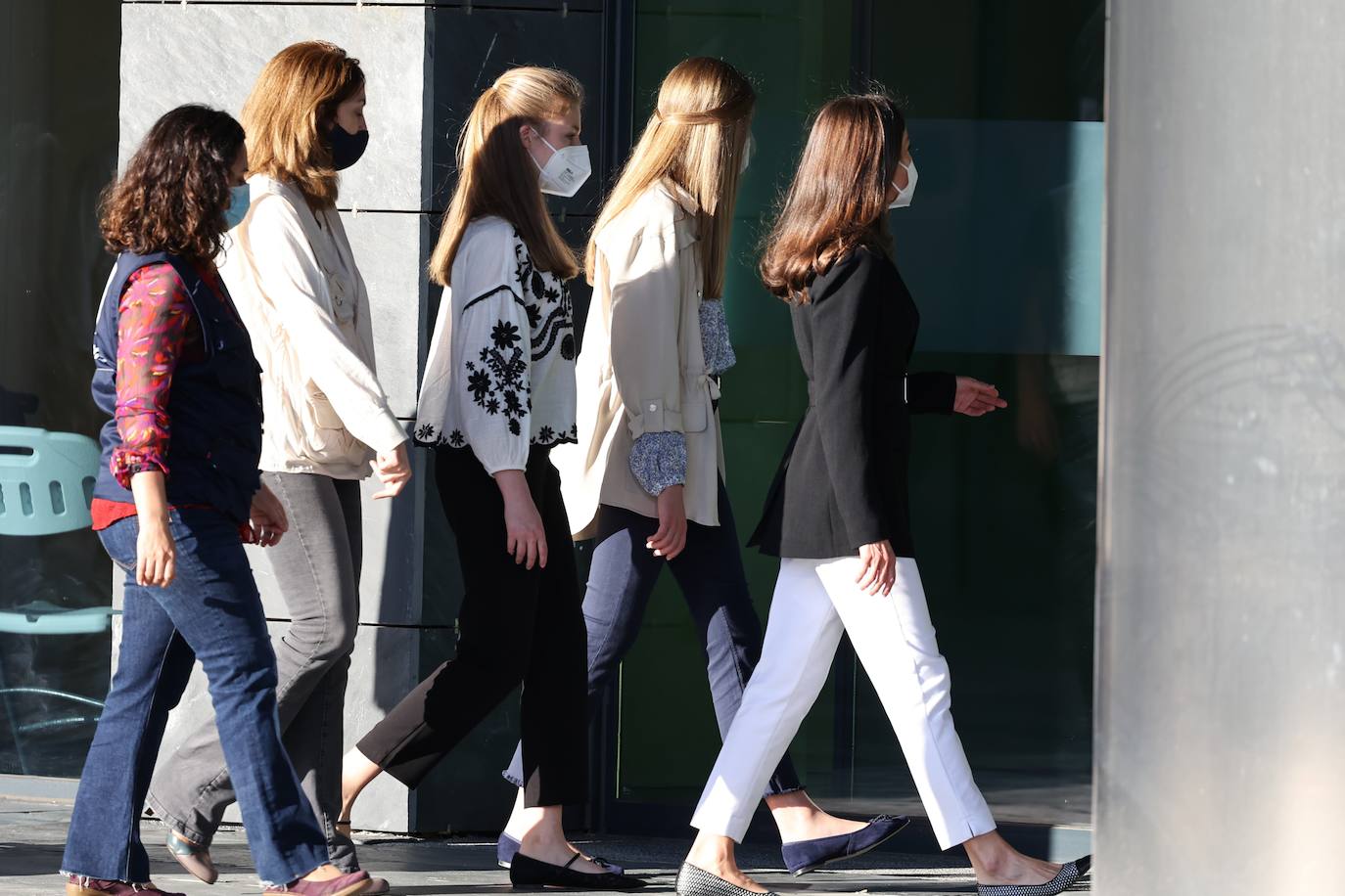 Los Reyes, Felipe VI y Doña Letizia; la Princesa de Asturias; y la Infanta Sofía han visitado el Centro de Recepción, Acogida y Derivación (CREADE) de refugiados ucranianos en Pozuelo de Alarcón. Esta visita ha supuesto el primer acto público para la Princesa Leonor desde la ceremonia de entrega de los Premios Princesa de Asturias, que se celebró en Oviedo el pasado mes de octubre. La Princesa Leonor se encuentra cursando sus estudios en el UWC Atlantic College de Gales. 