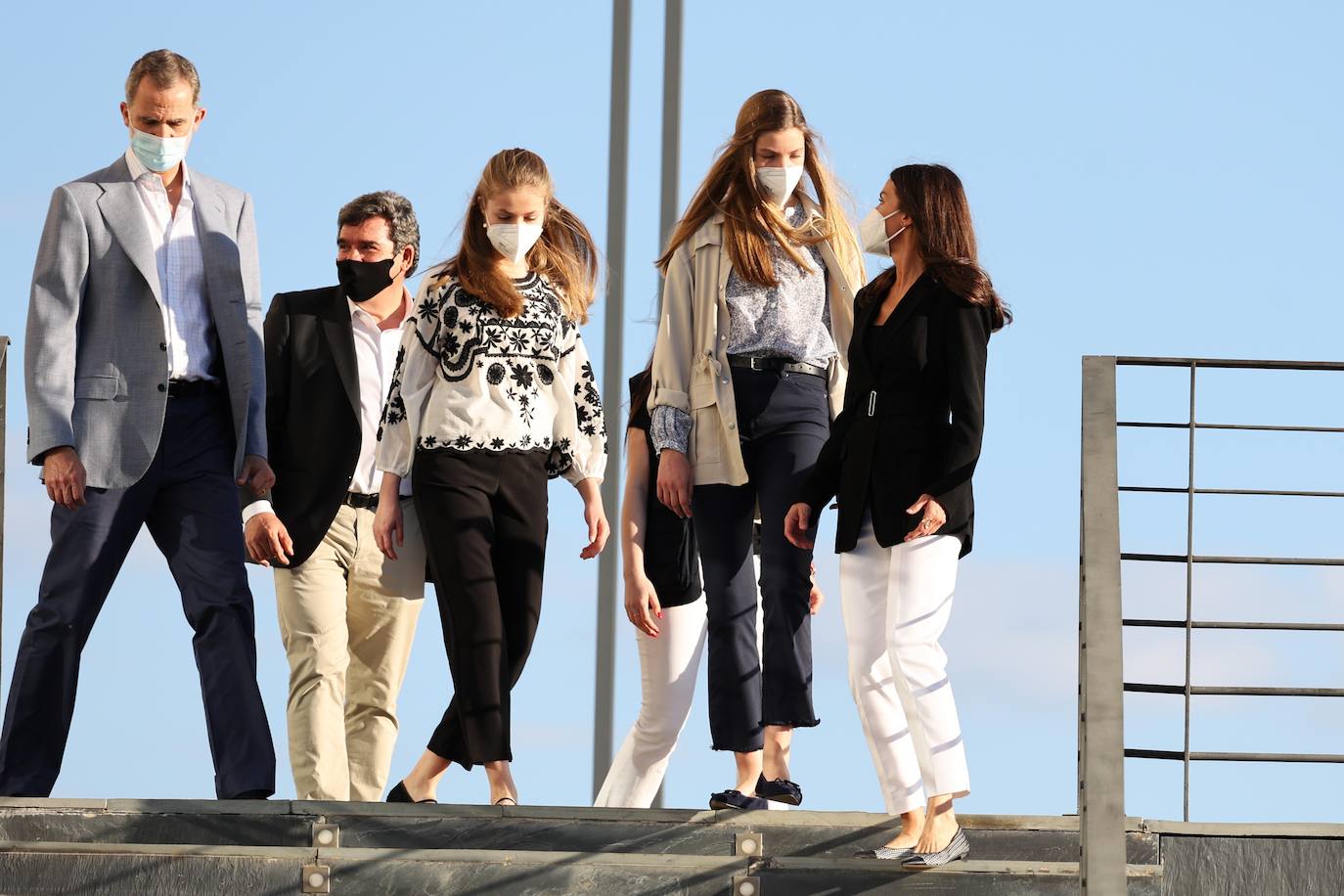 Los Reyes, Felipe VI y Doña Letizia; la Princesa de Asturias; y la Infanta Sofía han visitado el Centro de Recepción, Acogida y Derivación (CREADE) de refugiados ucranianos en Pozuelo de Alarcón. Esta visita ha supuesto el primer acto público para la Princesa Leonor desde la ceremonia de entrega de los Premios Princesa de Asturias, que se celebró en Oviedo el pasado mes de octubre. La Princesa Leonor se encuentra cursando sus estudios en el UWC Atlantic College de Gales. 