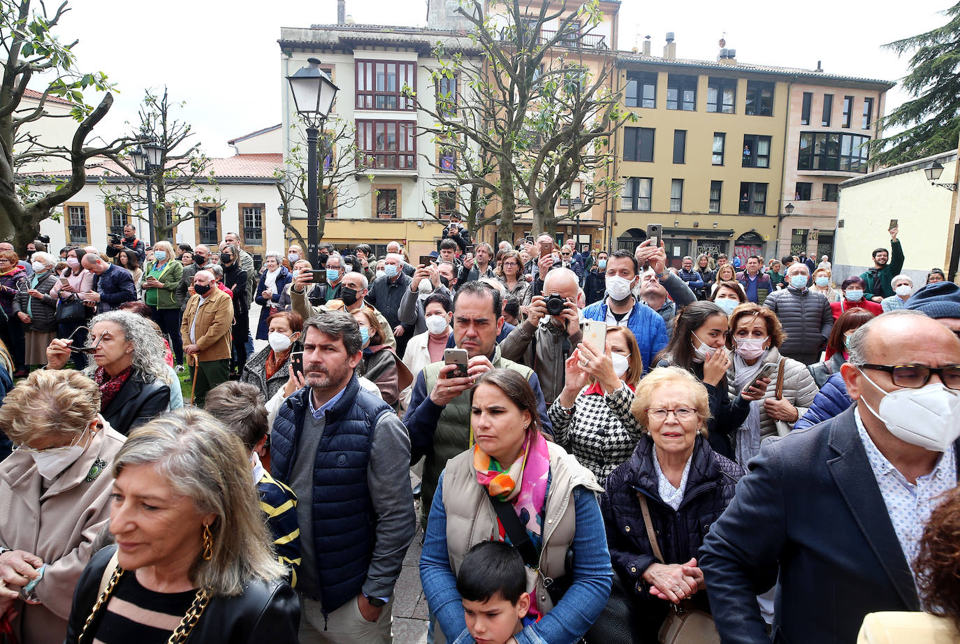 Fotos: La procesión del Resucitado emociona en Oviedo