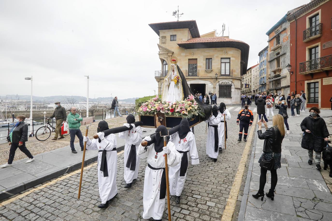 Cientos de personas han acudido en Gijón a la emotiva procesión del Domingo de Resurrección 