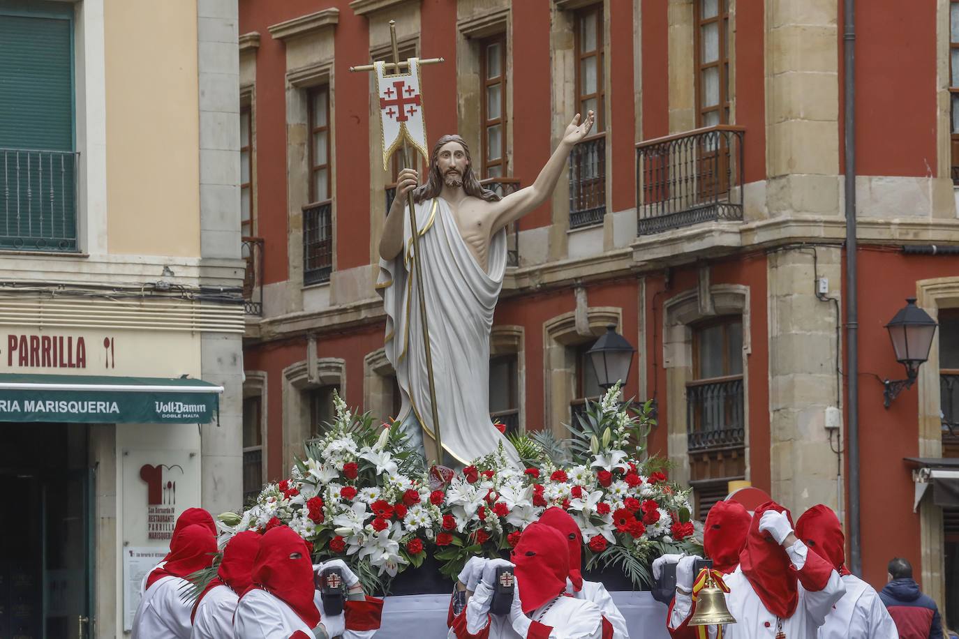 Cientos de personas han acudido en Gijón a la emotiva procesión del Domingo de Resurrección 