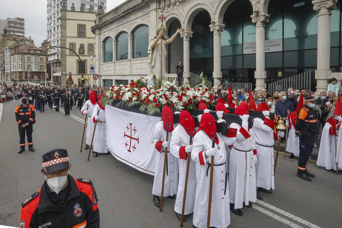 Cientos de personas han acudido en Gijón a la emotiva procesión del Domingo de Resurrección 