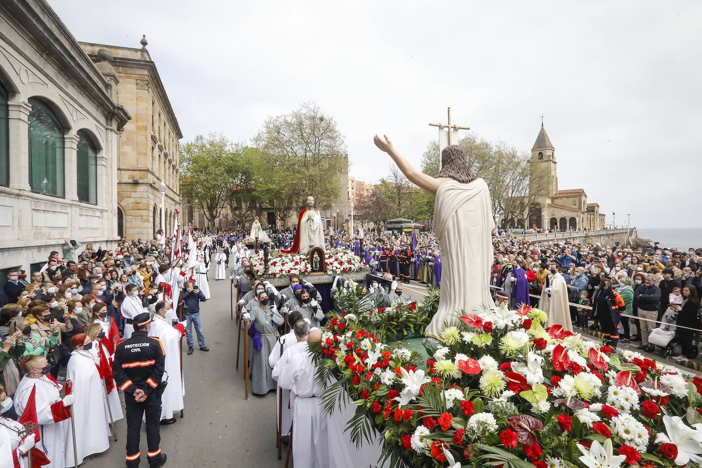 Cientos de personas han acudido en Gijón a la emotiva procesión del Domingo de Resurrección 
