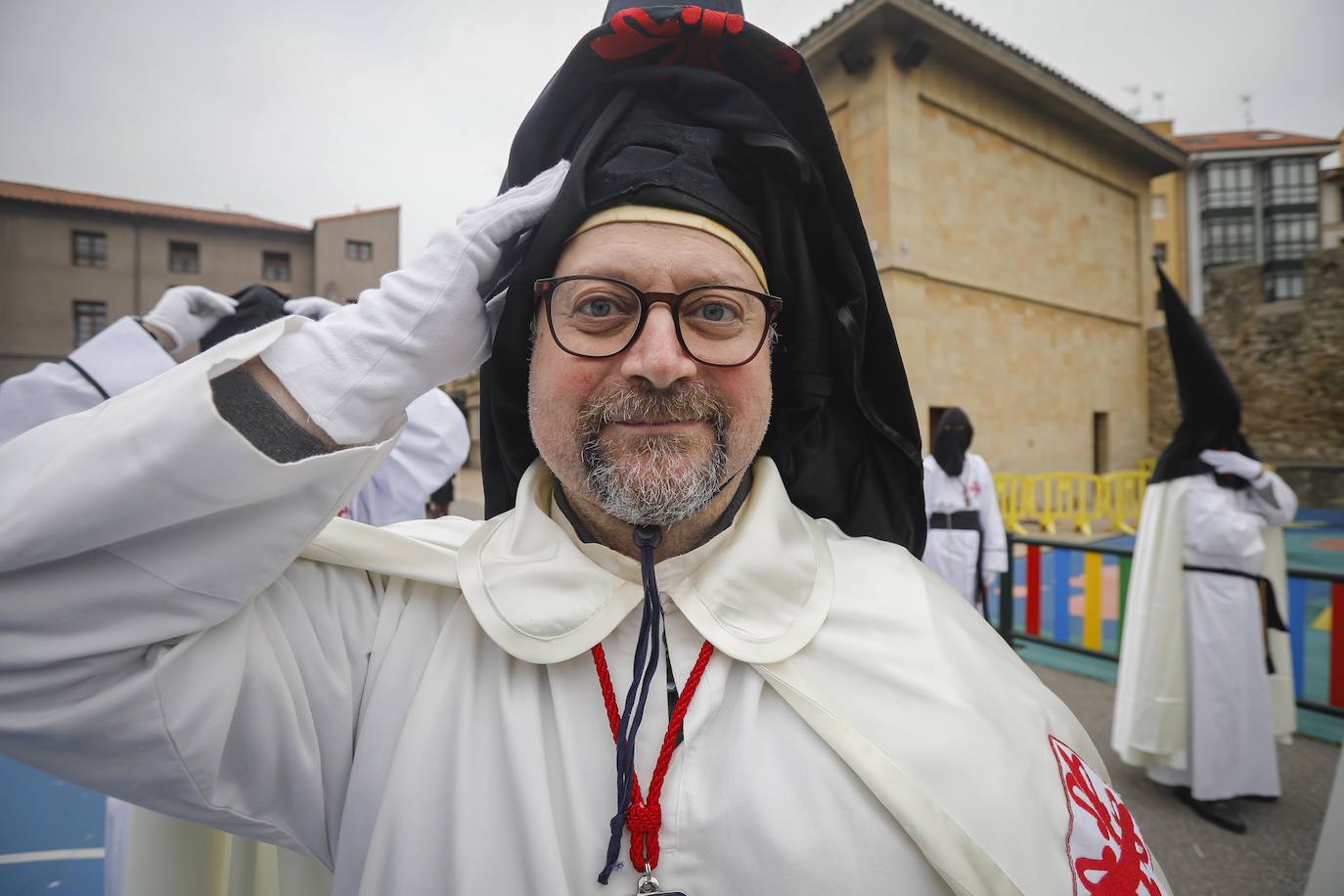 Cientos de personas han acudido en Gijón a la emotiva procesión del Domingo de Resurrección 