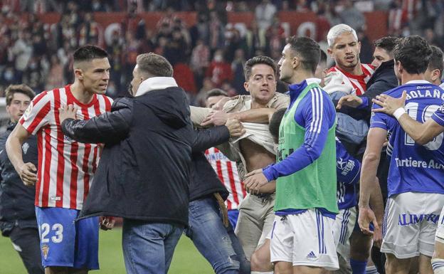 Encontronazos entre jugadores del Sporting y el Oviedo tras la conclusión del derbi.