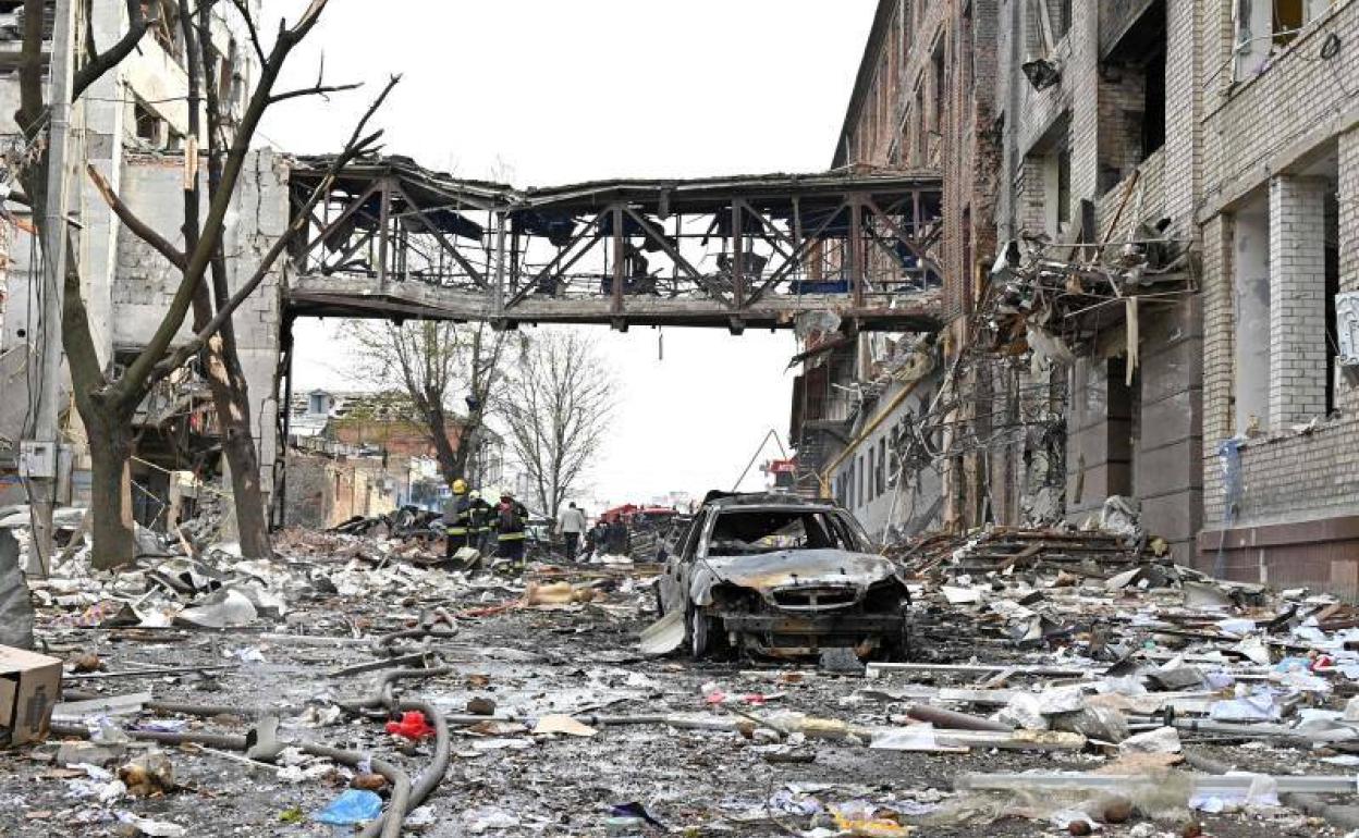 Edificios destruidos tras un bombardeo en Járkov.