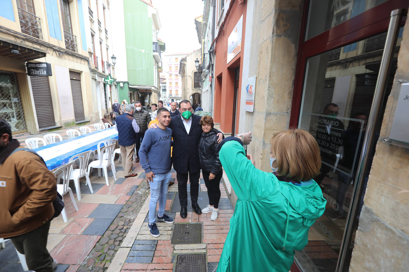 Dos años ha tardado Avilés en volver a celebrar su tradicional Comida en la Calle y la espera no ha decepcionado. 15.000 personas se han dado cita este lunes para comer en una de las mesas distribuidas a lo largo de cinco kilómetros. Muchos adelantaron el vermú para ponerse pronto a comer ante la previsión de lluvia. Además, personas de todas las edades han acudido al parque de Ferrera como alternativa para celebrar la Comida en la Calle de las fiestas de El Bollo, que también ha contado con representación política. 