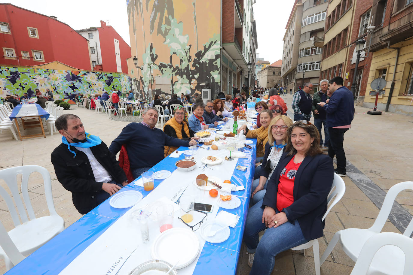 Dos años ha tardado Avilés en volver a celebrar su tradicional Comida en la Calle y la espera no ha decepcionado. 15.000 personas se han dado cita este lunes para comer en una de las mesas distribuidas a lo largo de cinco kilómetros. Muchos adelantaron el vermú para ponerse pronto a comer ante la previsión de lluvia. Además, personas de todas las edades han acudido al parque de Ferrera como alternativa para celebrar la Comida en la Calle de las fiestas de El Bollo, que también ha contado con representación política. 