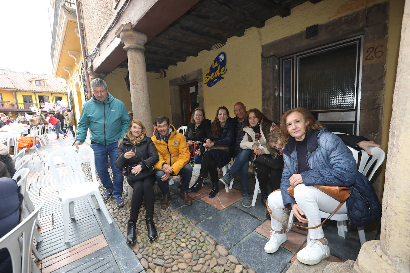 Dos años ha tardado Avilés en volver a celebrar su tradicional Comida en la Calle y la espera no ha decepcionado. 15.000 personas se han dado cita este lunes para comer en una de las mesas distribuidas a lo largo de cinco kilómetros. Muchos adelantaron el vermú para ponerse pronto a comer ante la previsión de lluvia. Además, personas de todas las edades han acudido al parque de Ferrera como alternativa para celebrar la Comida en la Calle de las fiestas de El Bollo, que también ha contado con representación política. 