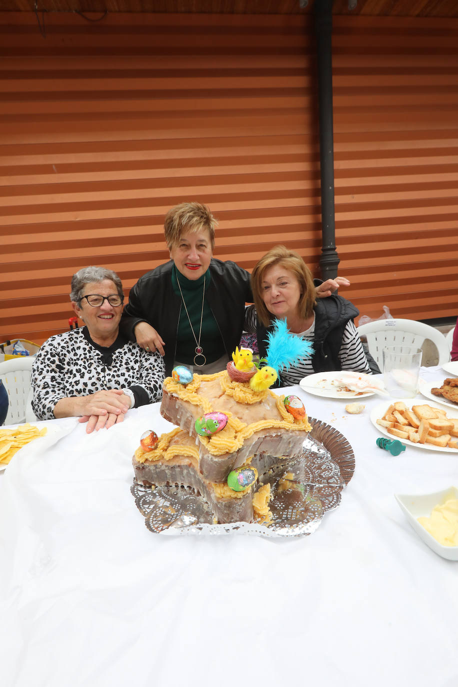 Dos años ha tardado Avilés en volver a celebrar su tradicional Comida en la Calle y la espera no ha decepcionado. 15.000 personas se han dado cita este lunes para comer en una de las mesas distribuidas a lo largo de cinco kilómetros. Muchos adelantaron el vermú para ponerse pronto a comer ante la previsión de lluvia. Además, personas de todas las edades han acudido al parque de Ferrera como alternativa para celebrar la Comida en la Calle de las fiestas de El Bollo, que también ha contado con representación política. 