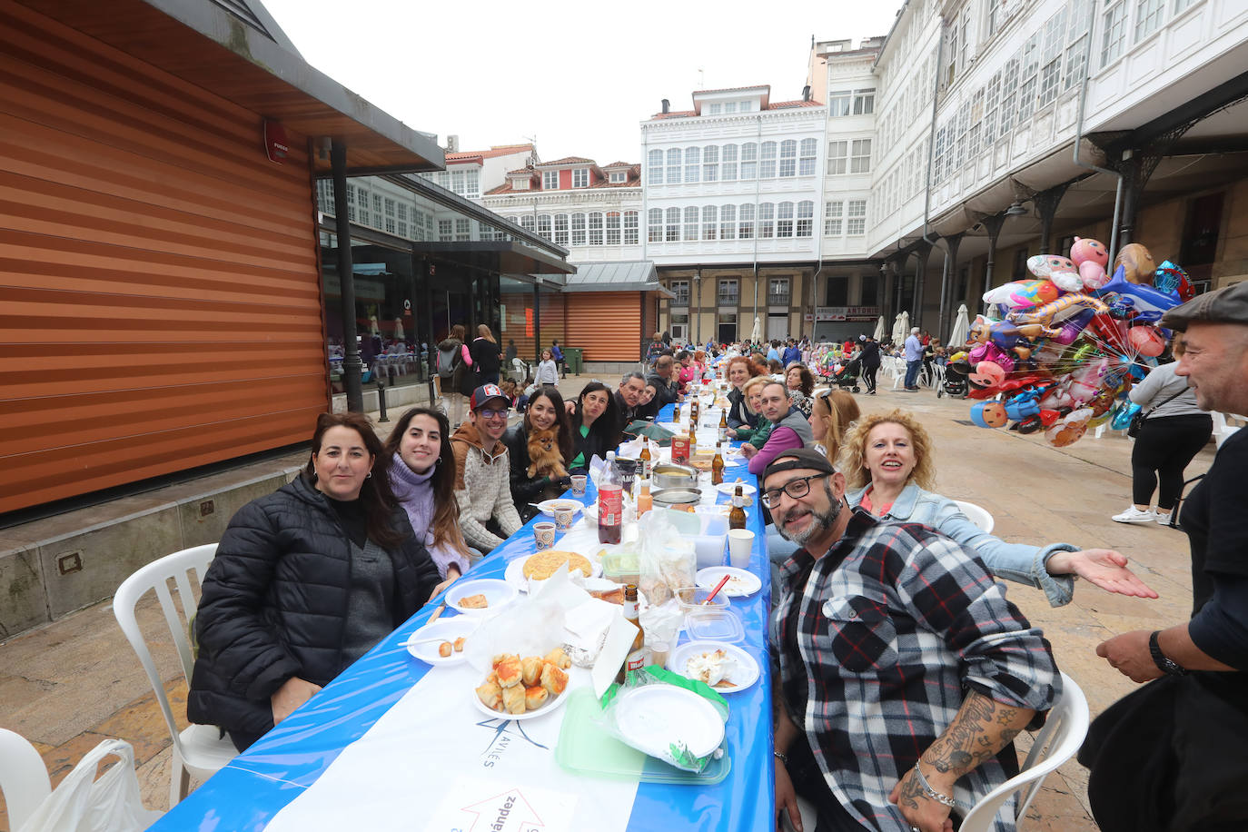 Dos años ha tardado Avilés en volver a celebrar su tradicional Comida en la Calle y la espera no ha decepcionado. 15.000 personas se han dado cita este lunes para comer en una de las mesas distribuidas a lo largo de cinco kilómetros. Muchos adelantaron el vermú para ponerse pronto a comer ante la previsión de lluvia. Además, personas de todas las edades han acudido al parque de Ferrera como alternativa para celebrar la Comida en la Calle de las fiestas de El Bollo, que también ha contado con representación política. 