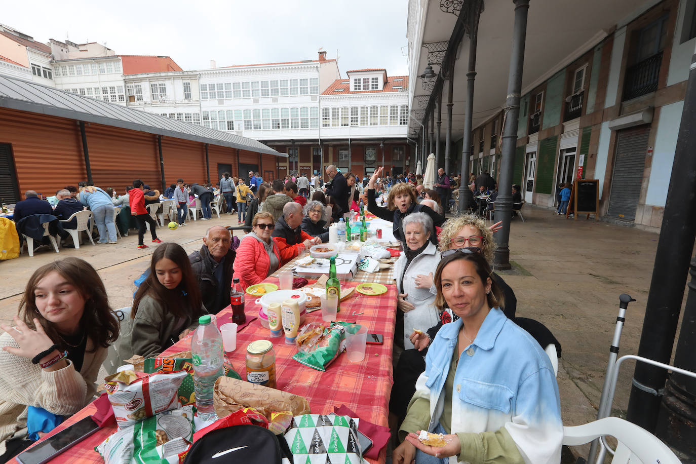 Dos años ha tardado Avilés en volver a celebrar su tradicional Comida en la Calle y la espera no ha decepcionado. 15.000 personas se han dado cita este lunes para comer en una de las mesas distribuidas a lo largo de cinco kilómetros. Muchos adelantaron el vermú para ponerse pronto a comer ante la previsión de lluvia. Además, personas de todas las edades han acudido al parque de Ferrera como alternativa para celebrar la Comida en la Calle de las fiestas de El Bollo, que también ha contado con representación política. 